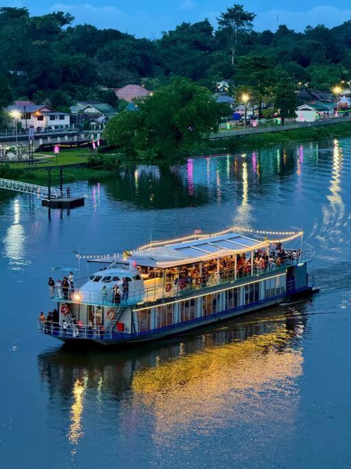 Riverbank @ Waterfront Kch * Kuching