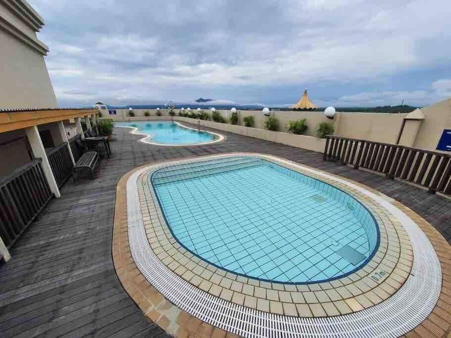 Riverbank @ Waterfront Kch Apartment *